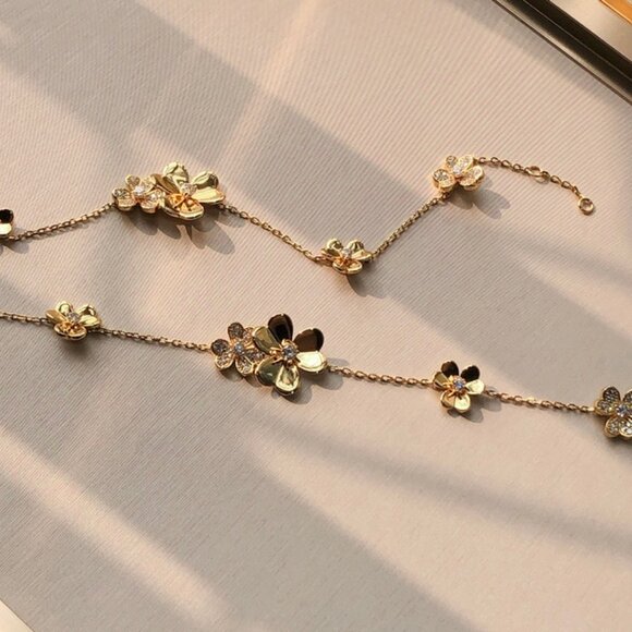 Excellent Used Condition VCA Bracelet - Picture 3 of 9